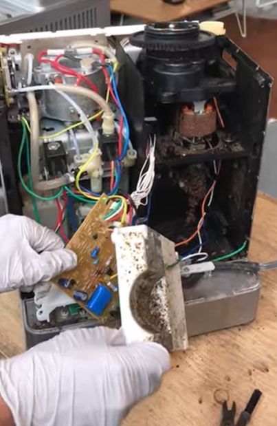 βρώμικη-μηχανή-καφέ- βρώμικη-μηχανή-καφέ-