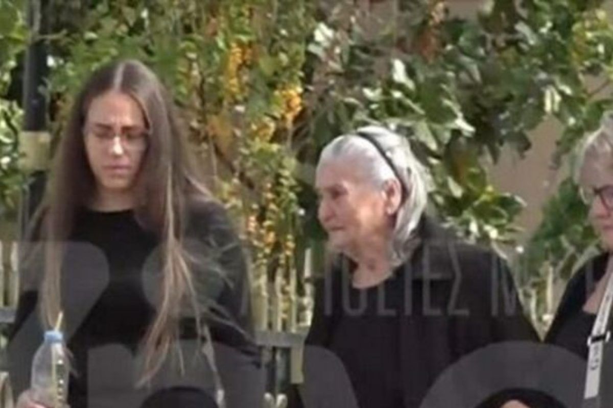 Κηδεία Βορίζια: Σπαρακτικό το τελευταίο αντίο στην 56χρονη - Τραγική φιγούρα η μητέρα της (Βίντεο)