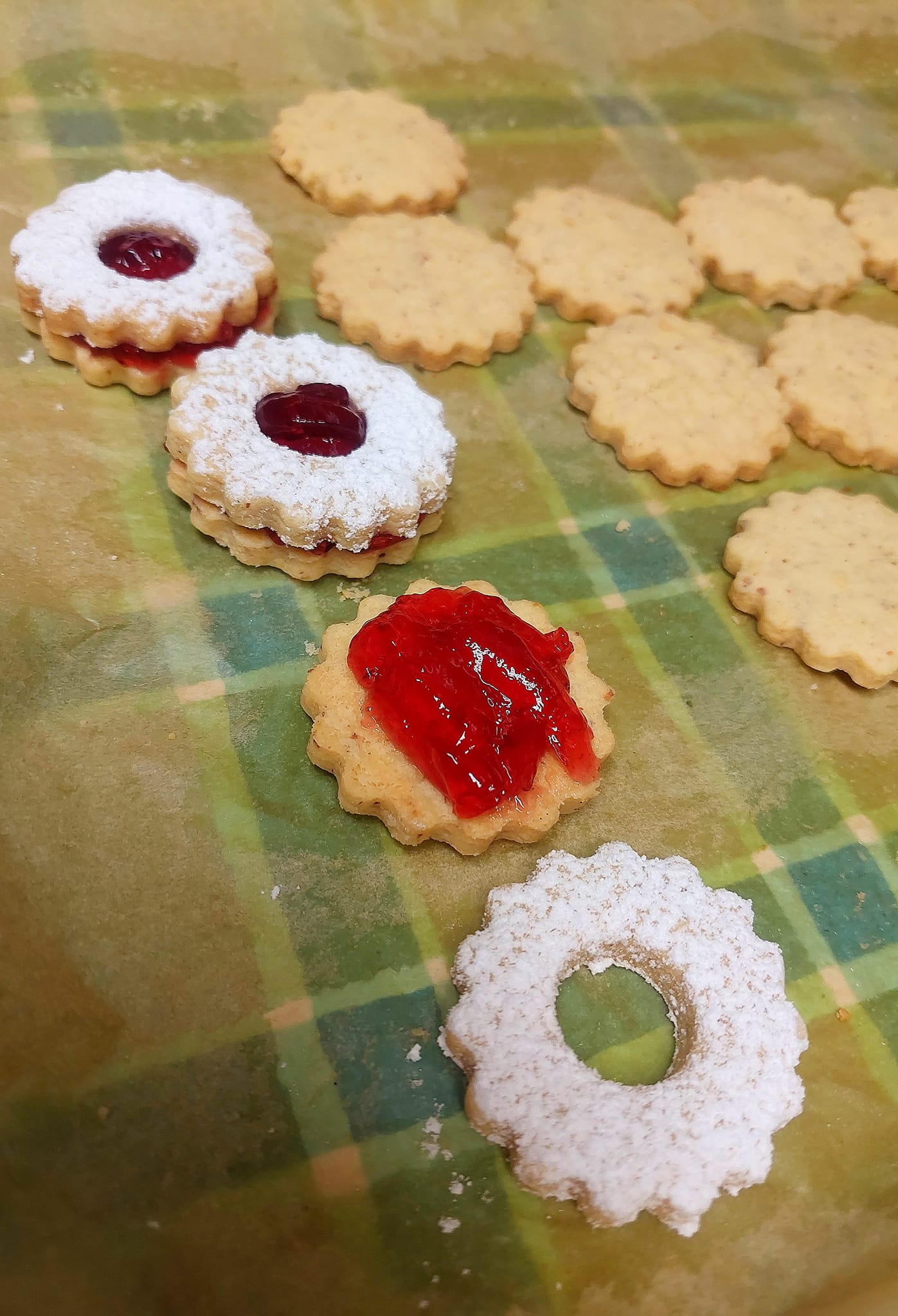 μπισκότα-με-ζάχαρη άχνη-και-μαρμελάδα- μπισκότα-με-ζάχαρη άχνη-και-μαρμελάδα-