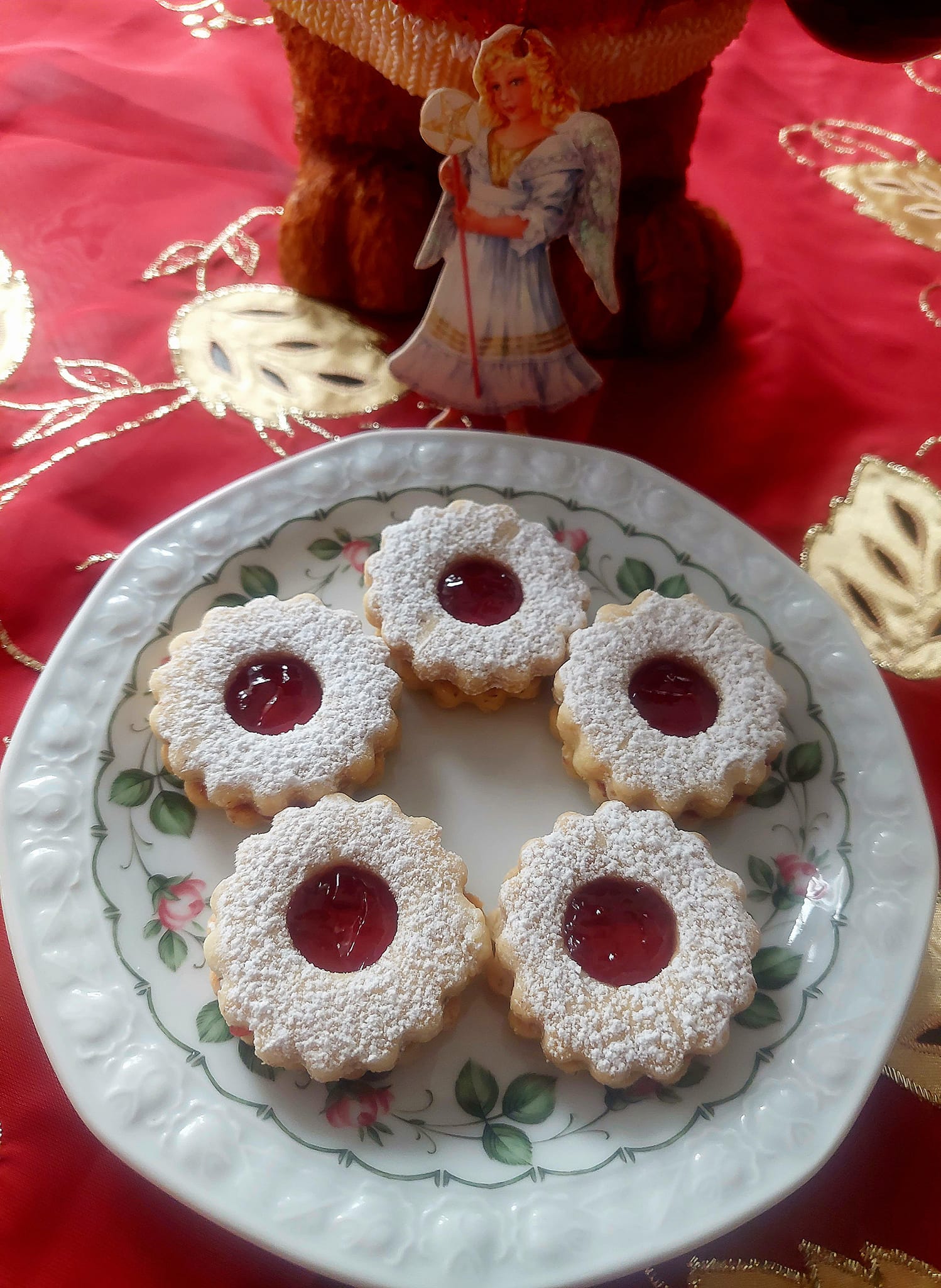 μπισκότα αστεράκια-με-ζάχαρη άχνη-και-μαρμελάδα-σε-πιάτο- μπισκότα αστεράκια-με-ζάχαρη άχνη-και-μαρμελάδα-σε-πιάτο-