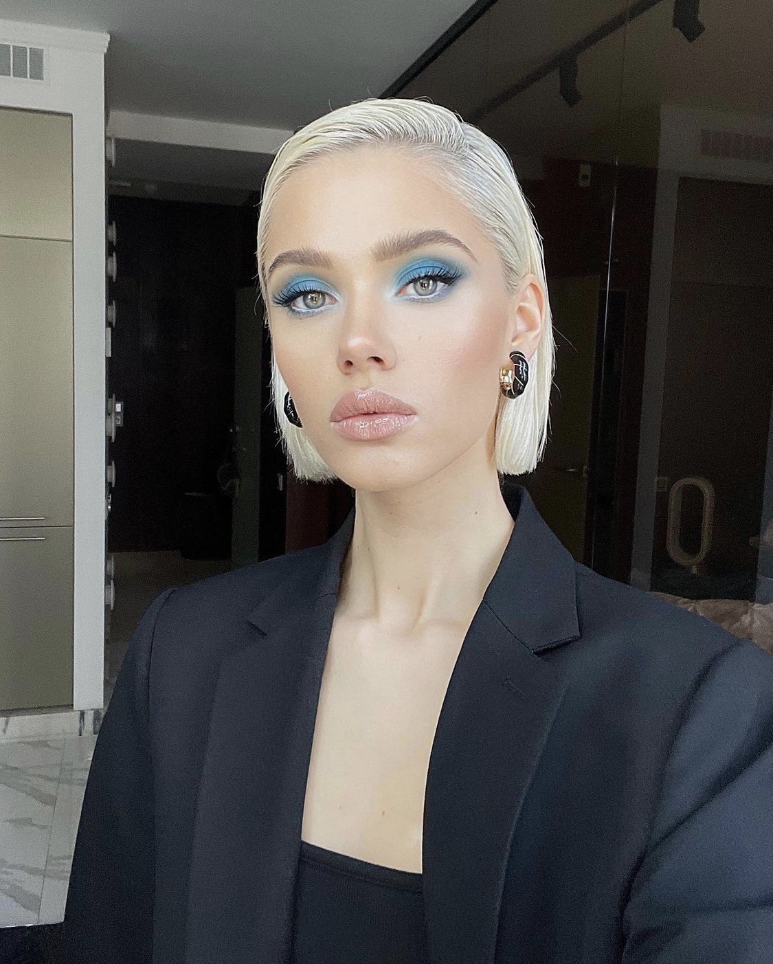 κοντά-ξανθά-μαλλιά- κοντά-ξανθά-μαλλιά-