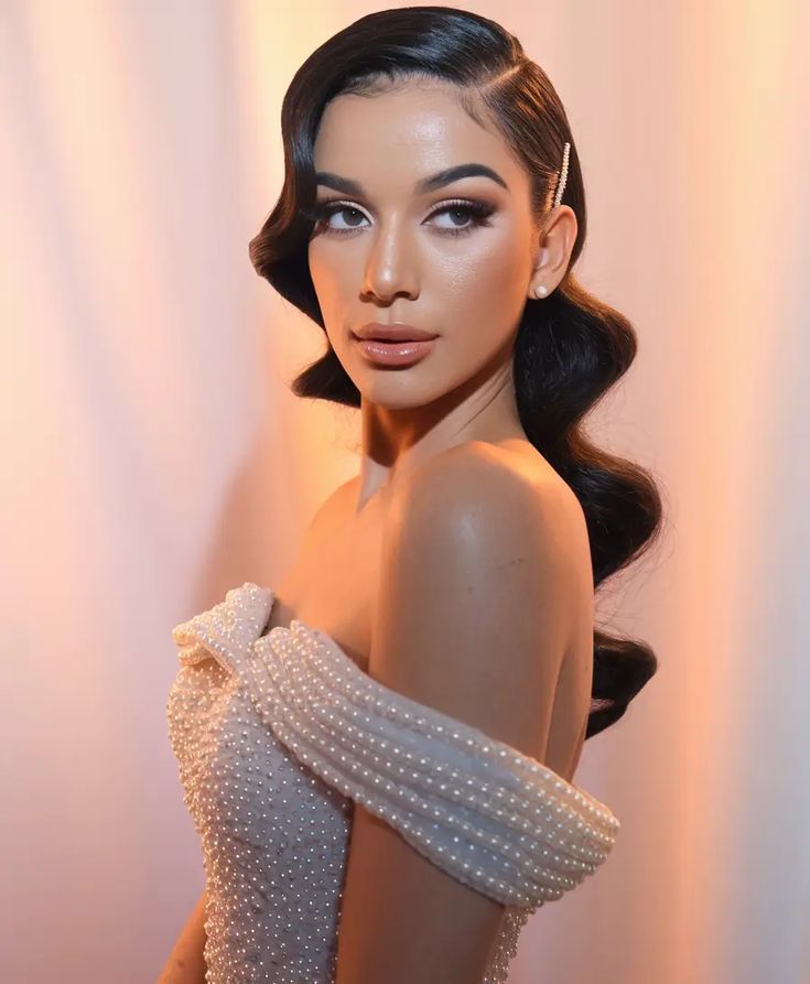 Κυματιστά μαλλιά: Εύκολα χτενίσματα για λαμπερές γιορτινές εμφανίσεις & τρόποι να τα φτιάξεις μόνη σου