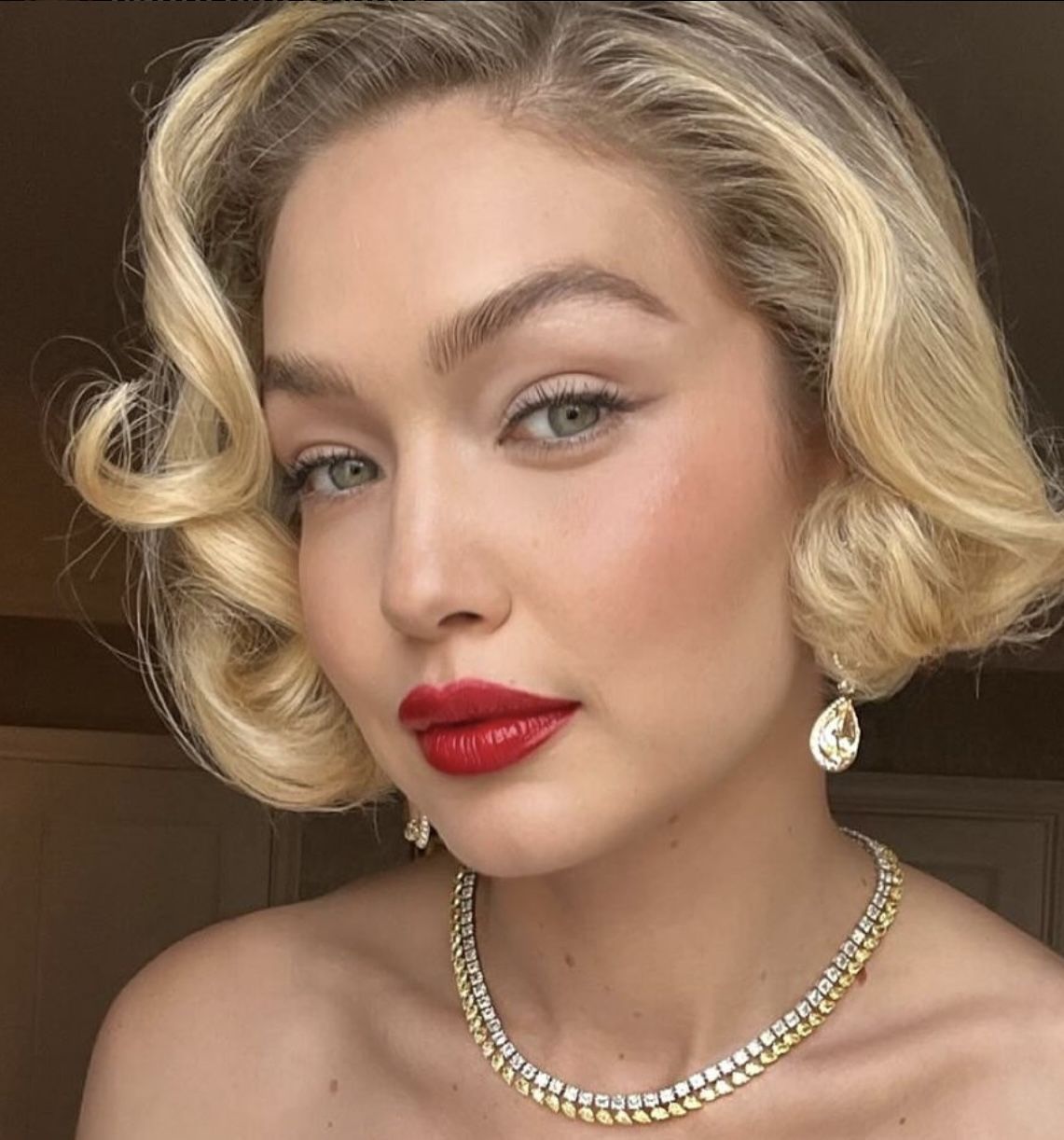 Κυματιστά μαλλιά: Εύκολα χτενίσματα για λαμπερές γιορτινές εμφανίσεις & τρόποι να τα φτιάξεις μόνη σου