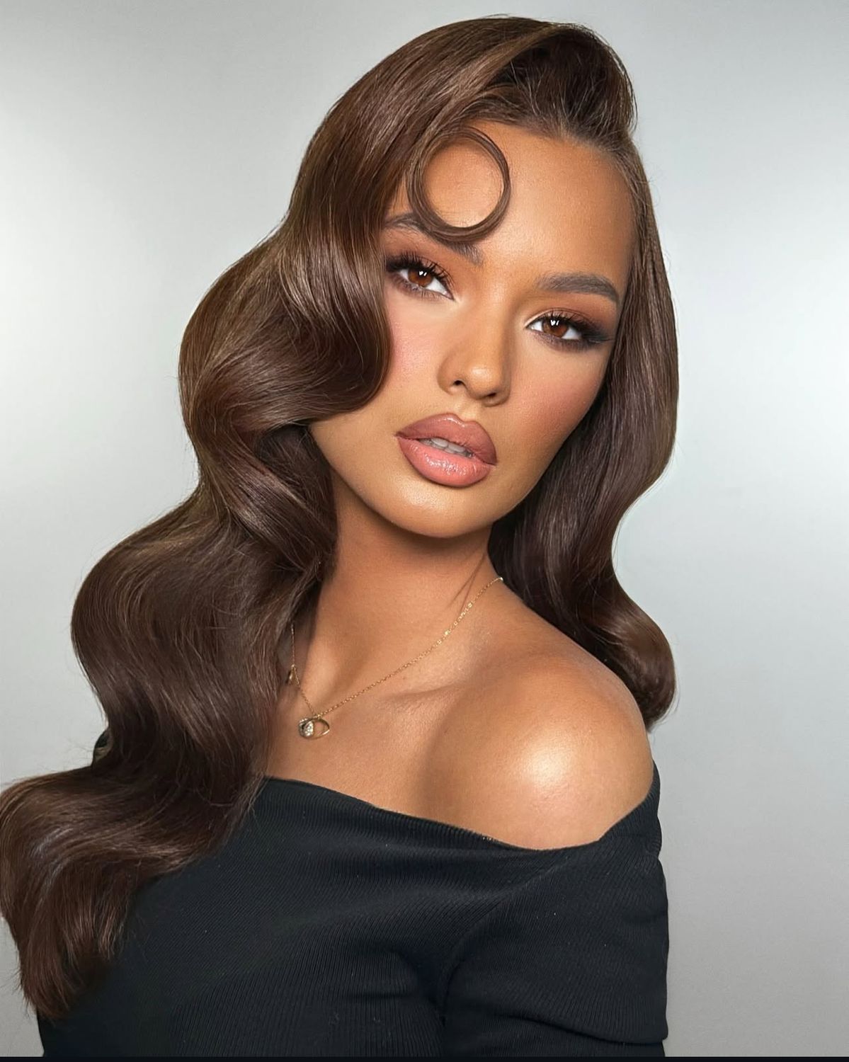 Κυματιστά μαλλιά: Εύκολα χτενίσματα για λαμπερές γιορτινές εμφανίσεις & τρόποι να τα φτιάξεις μόνη σου