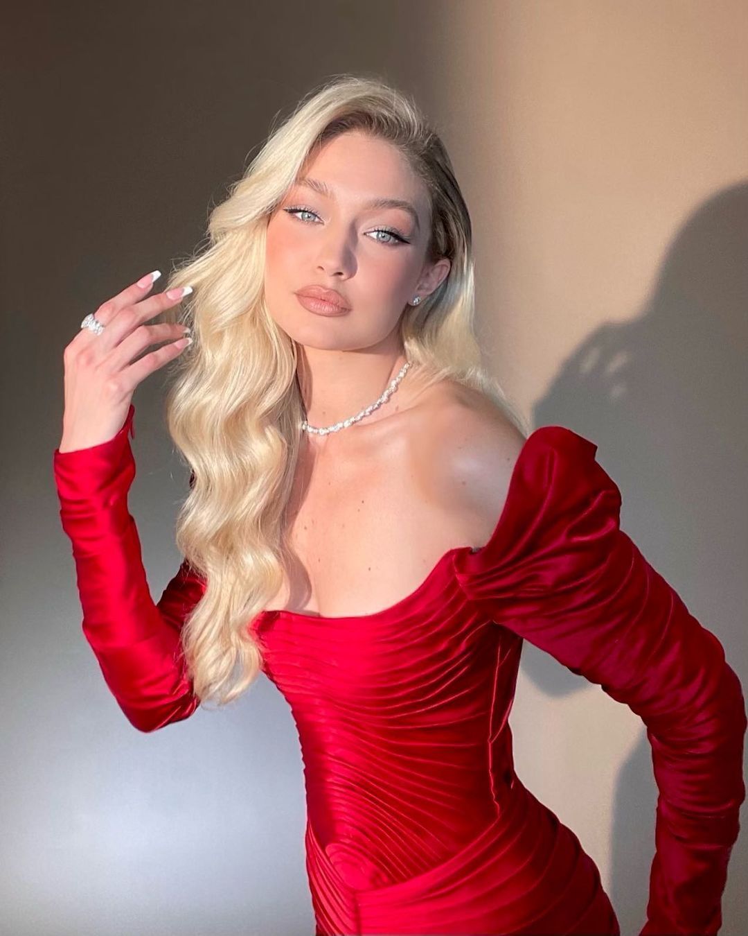 Κυματιστά μαλλιά: Εύκολα χτενίσματα για λαμπερές γιορτινές εμφανίσεις & τρόποι να τα φτιάξεις μόνη σου