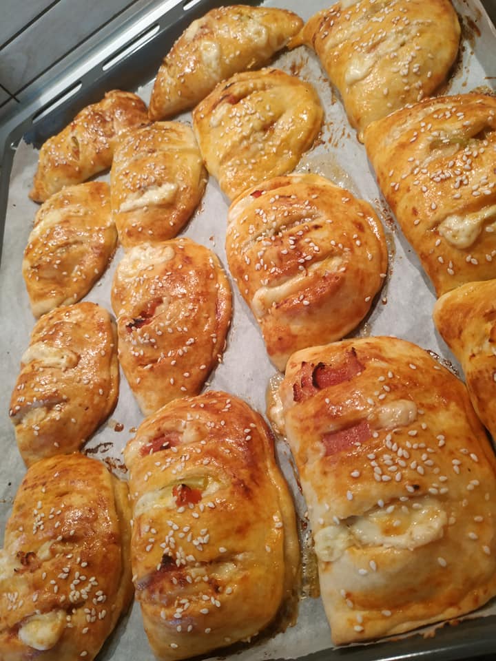 Λαχταριστά Πιτάκια με γέμιση πίτσας