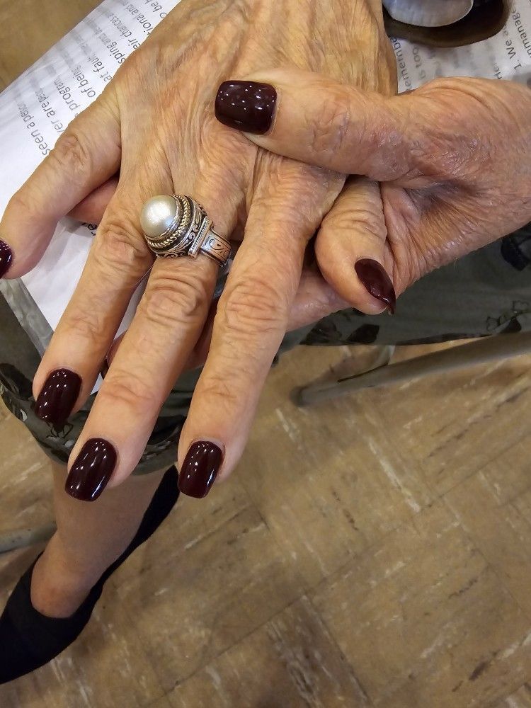 μπορντό-νύχια-για-γυναίκες-άνω των 50-