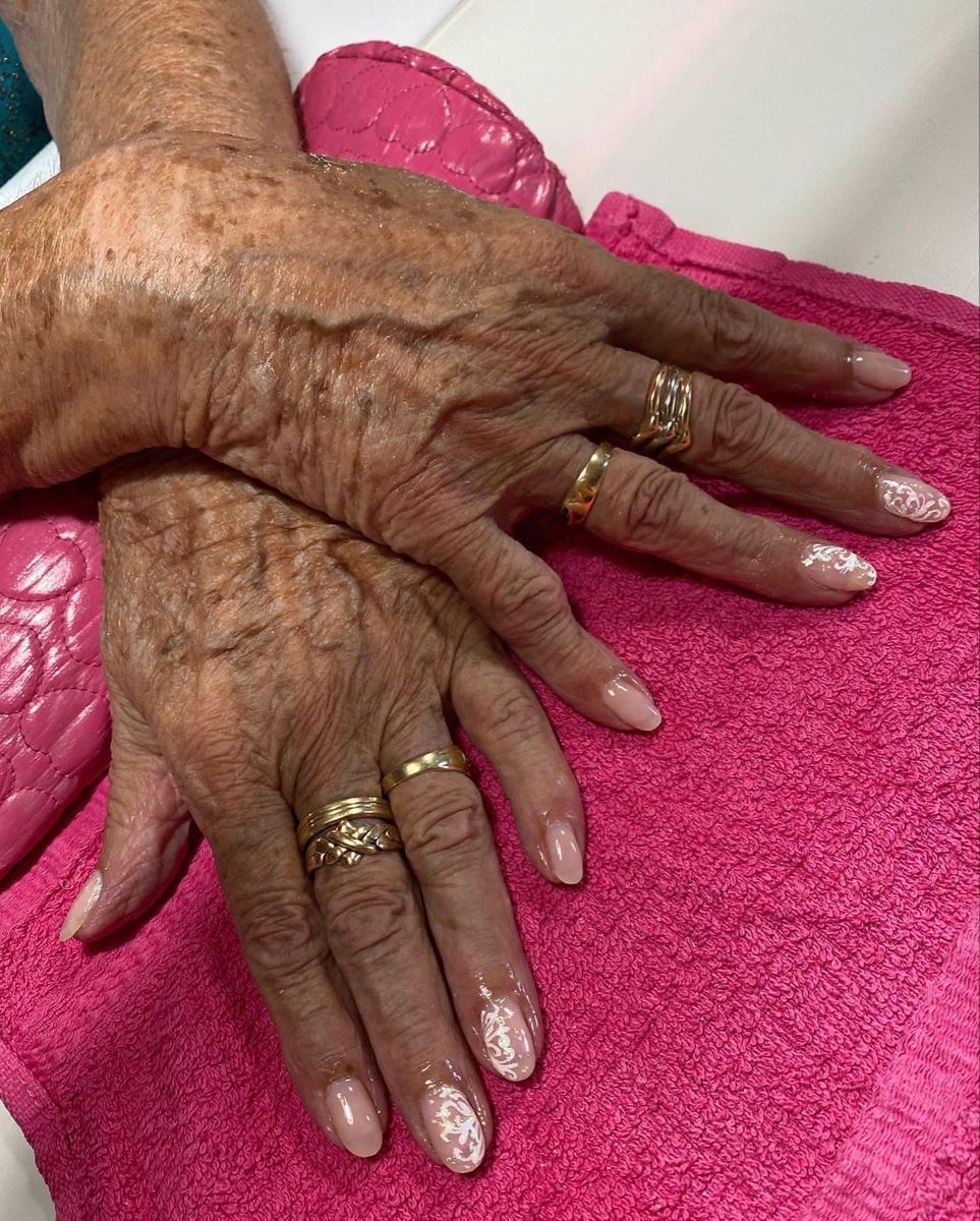 φυσικά-νύχια-με-λευκά σχέδια-για-γυναίκες-άνω των 50-