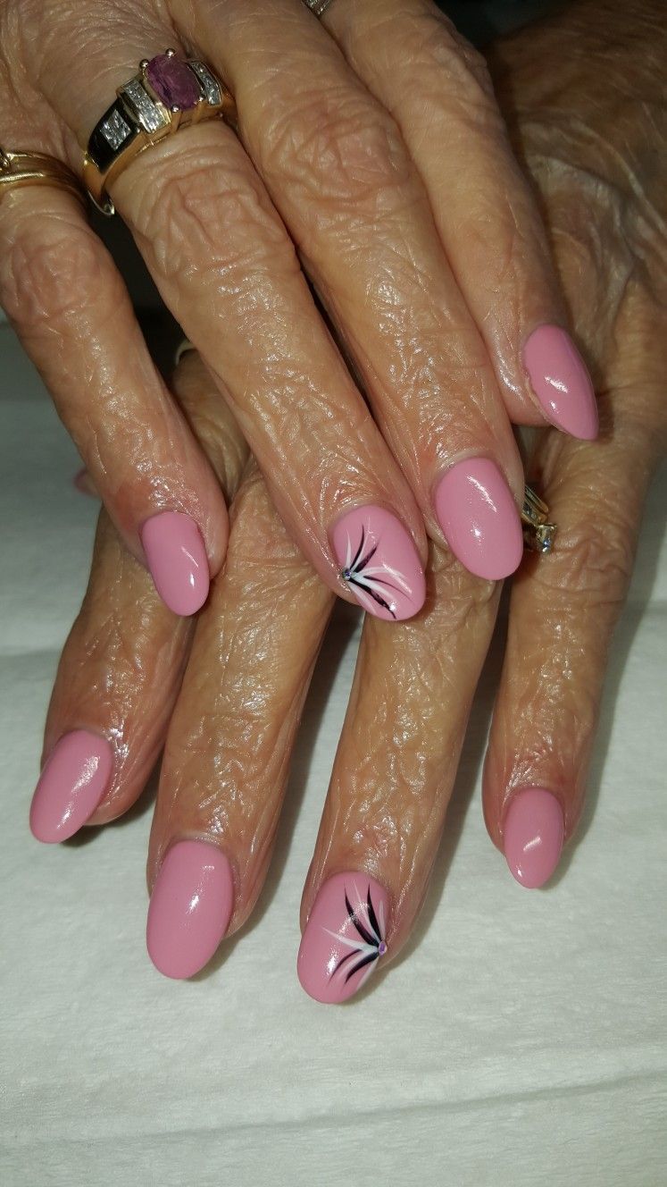 ροζ νύχια-με σχέδια-για-γυναίκες-άνω των 50-