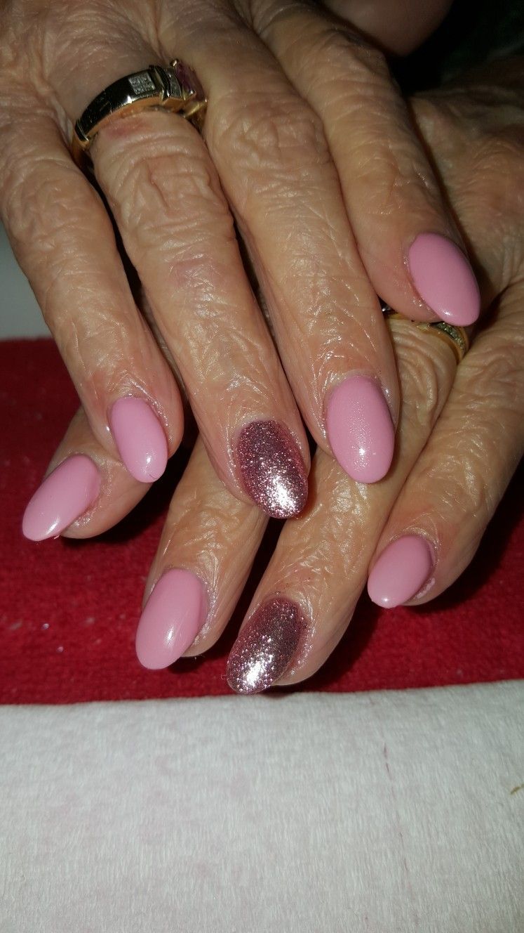ροζ νύχια-με γκλίτερ-για-γυναίκες-άνω των 50-