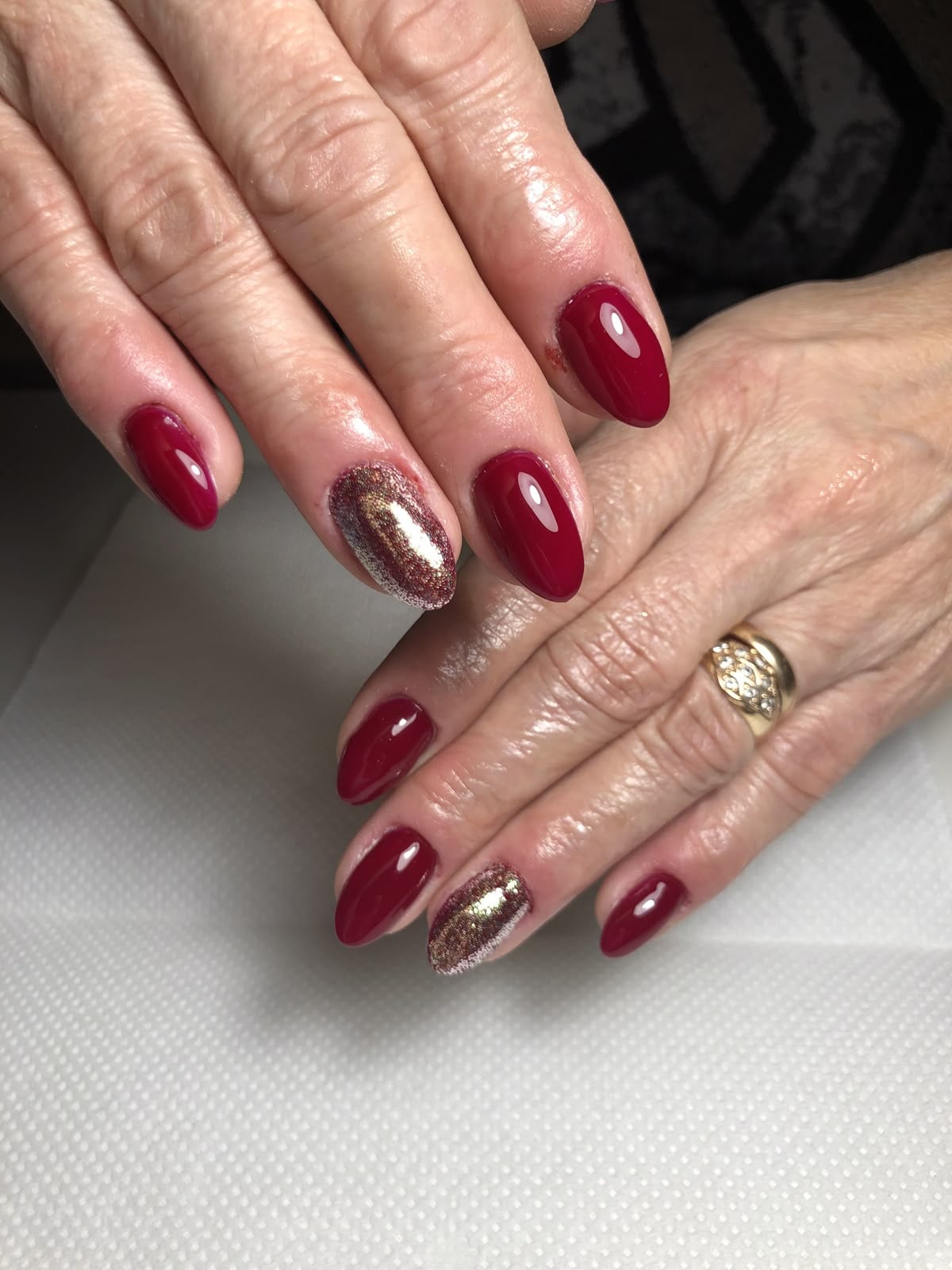 κόκκινα-νύχια-με-γκλίτερ-για-γυναίκες-άνω των 50-