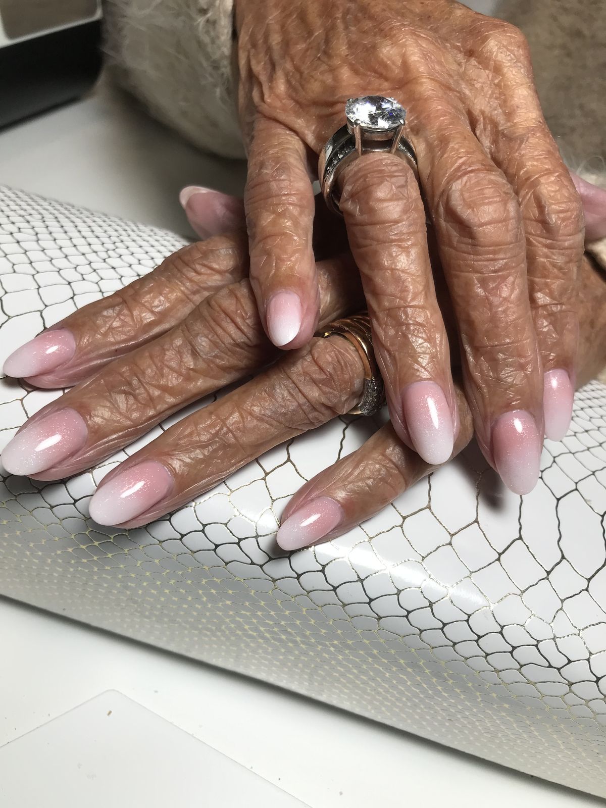 όμπρε νύχια-σε-λευκό-για-γυναίκες-άνω των 50-