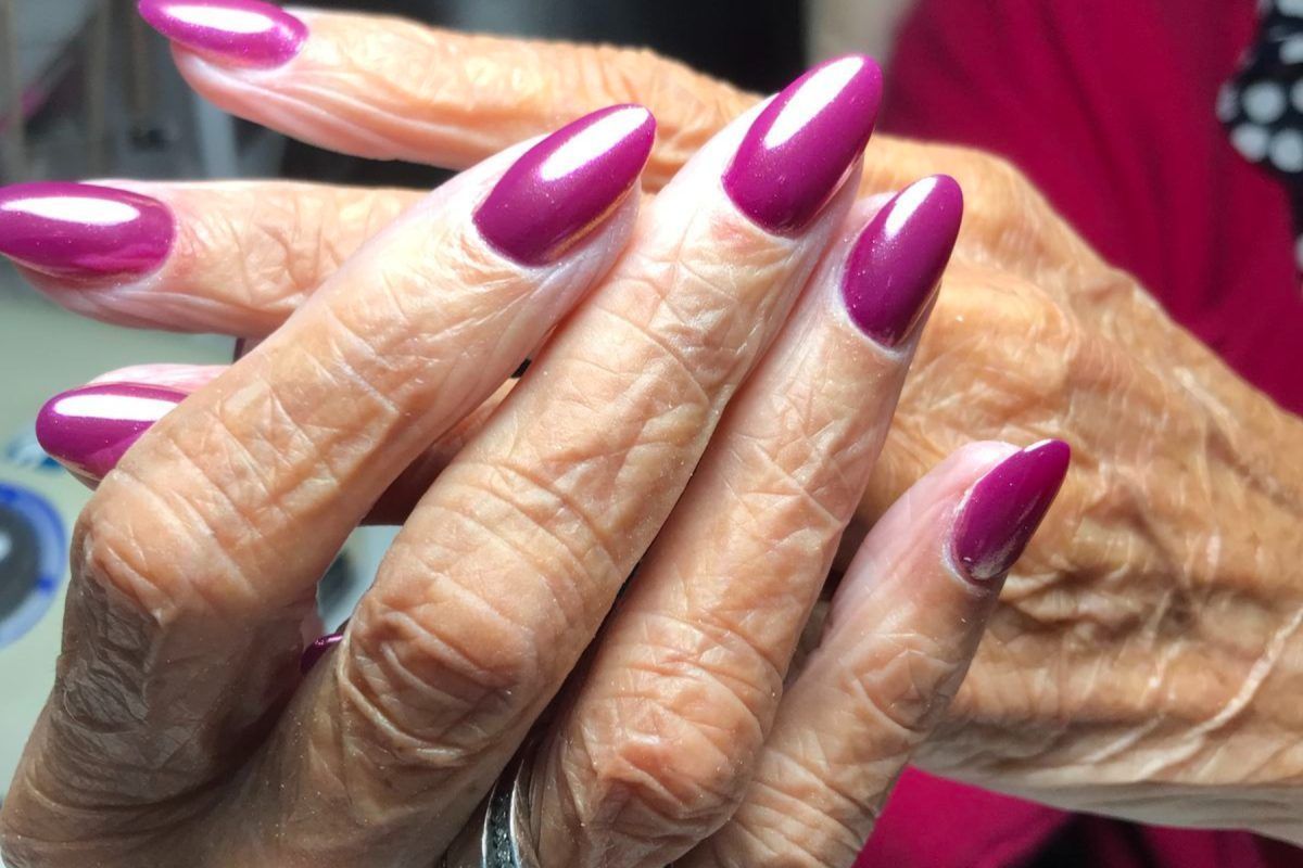 μοβ-νύχια-για-γυναίκες-άνω-των-50-