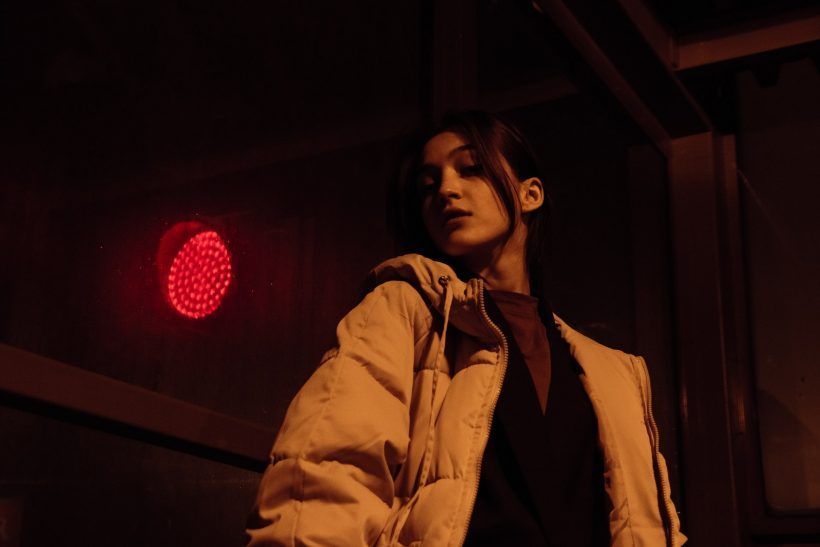 κοπέλα-το-βράδυ-