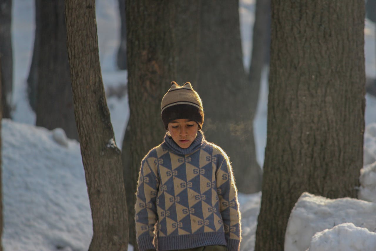 λυπημένο-παιδί-στα-χιόνια- λυπημένο-παιδί-στα-χιόνια-