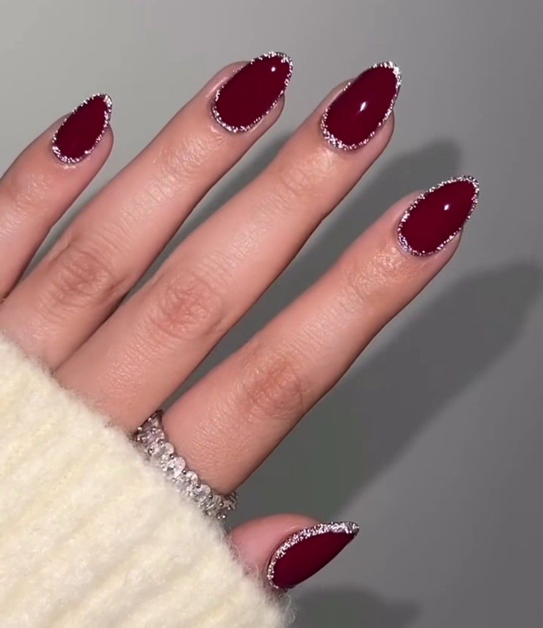μπορντό-νύχια-με-ασημί γκλίτερ-ιδέες-