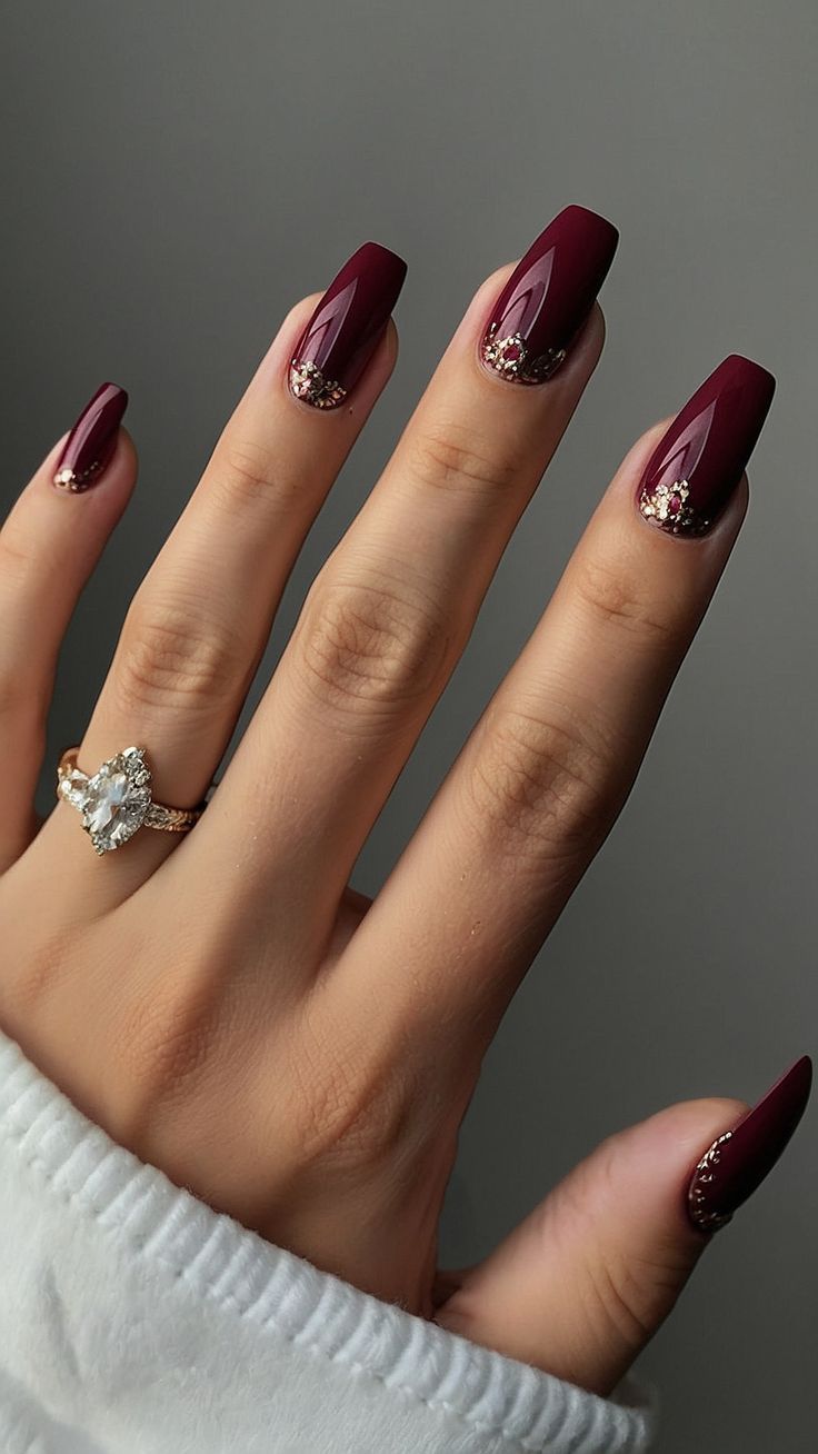μπορντό-νύχια-με-στρας-και-γκλίτερ- μπορντό-νύχια-με-στρας-και-γκλίτερ-