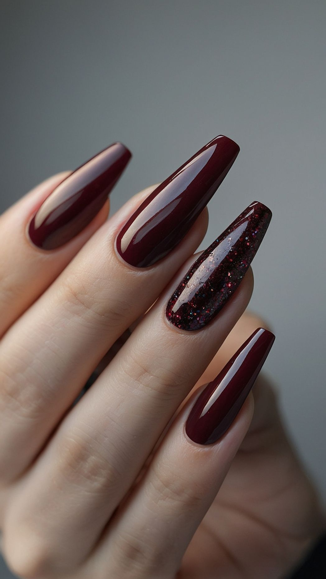 Μπορντό νύχια: Το διαχρονικό χρώμα για τα Χριστούγεννα και ιδέες