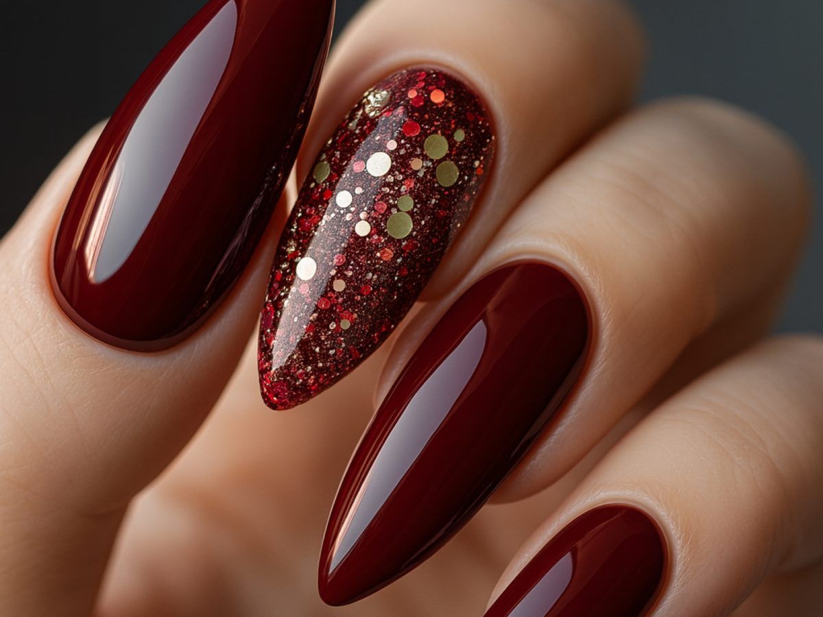 Μπορντό νύχια: Το διαχρονικό χρώμα για τα Χριστούγεννα και ιδέες