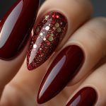 Μπορντό νύχια: Το διαχρονικό χρώμα για τα Χριστούγεννα και ιδέες