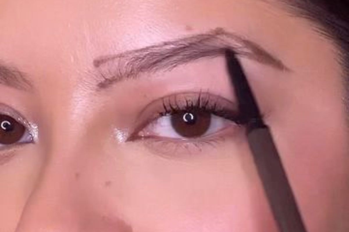 μολύβι-καφέ-στα-φρύδια-