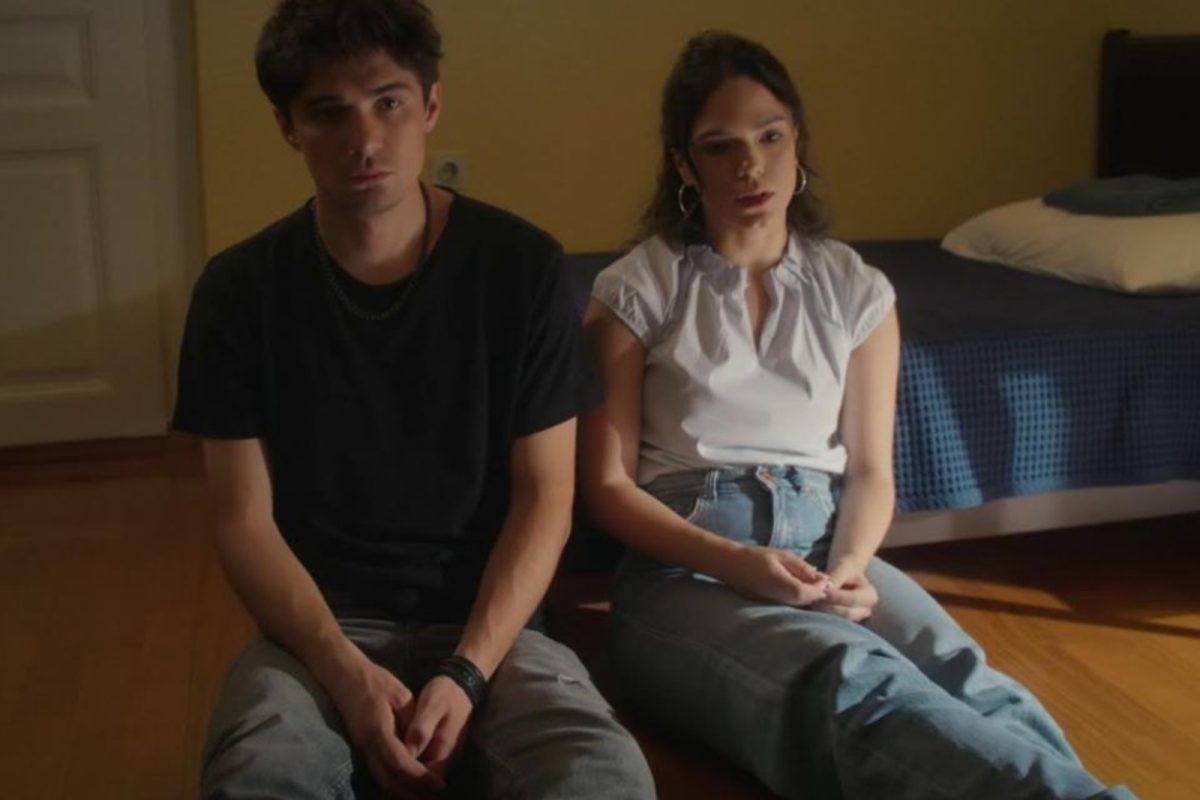 Να μ αγαπάς: Λευτέρης και Φωτεινή στο κρατητήριο