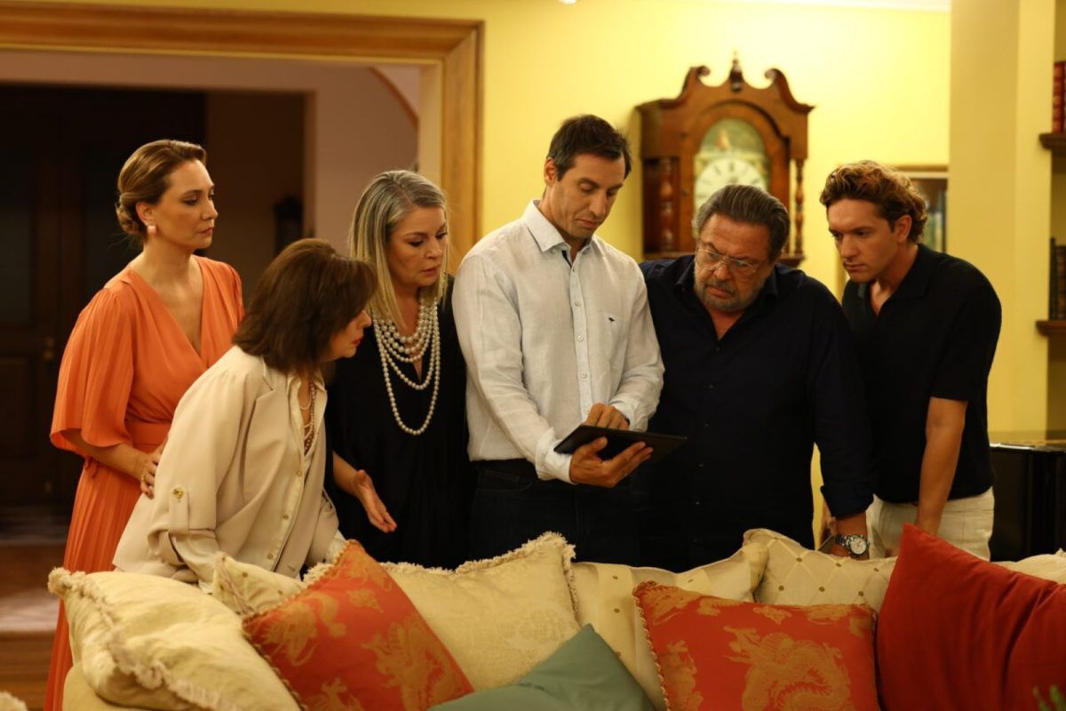 Να μ' αγαπάς: Ο Θεόφιλος παρατάει στον δρόμο την Ζωή και την Νικαίτη