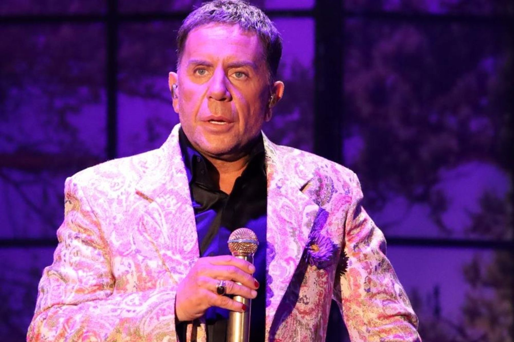 Γιώργος Μαζωνάκης-στη-πίστα-τραγουδάει-