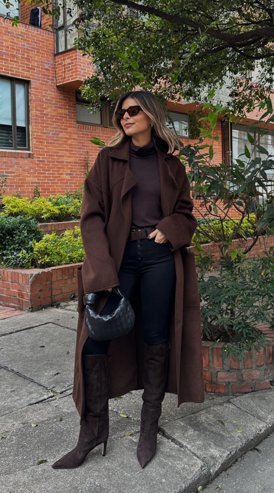 σκούρο-jean παντελόνι-με-καφέ-μπότες-και-καπαρντίνα-