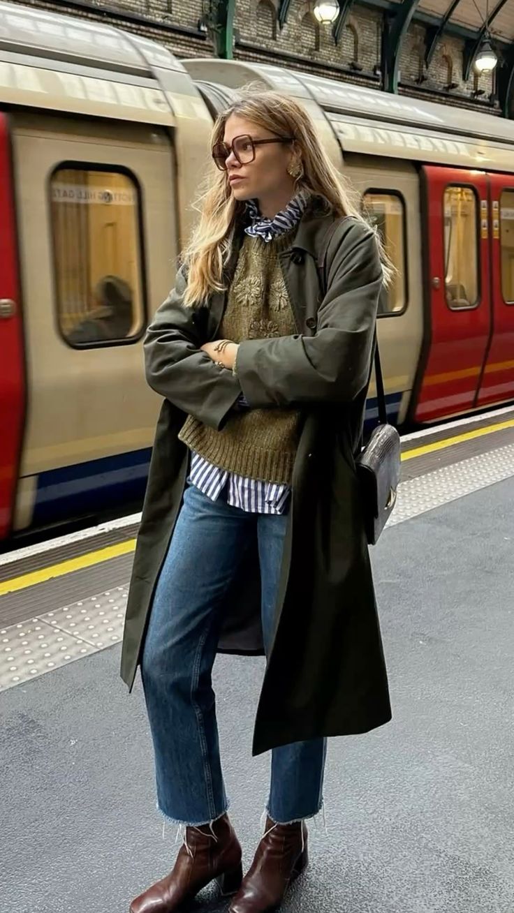 jean παντελόνι-με-πουλόβερ-ριγέ πουκάμισο-και-μπότες-