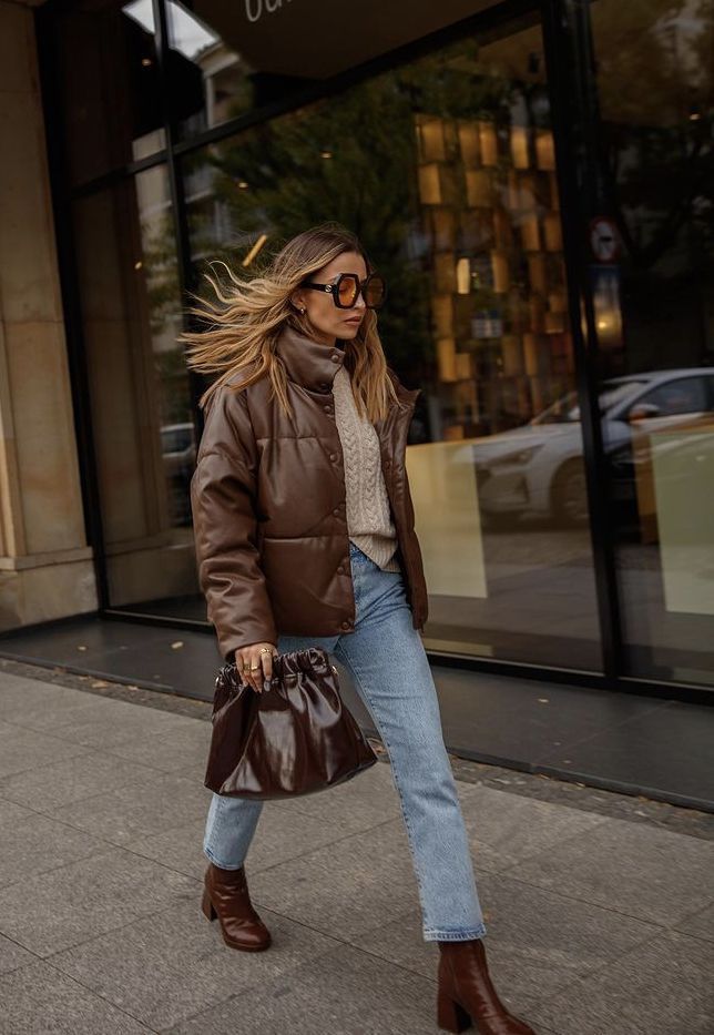 σοκολατί-μπότες-με-μπουφάν-και-δερμάτινη τσάντα-