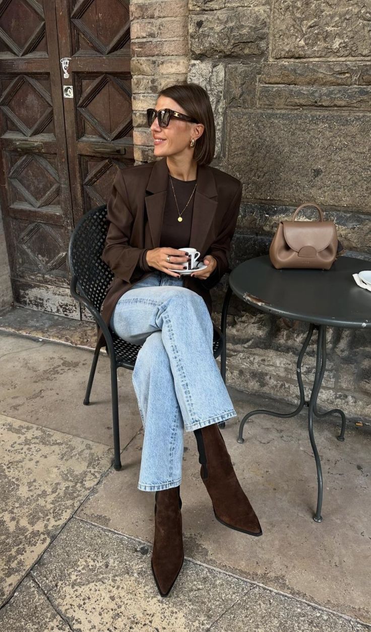 σακάκι-με-καφέ-μπότες-και-τζιν παντελόνι-