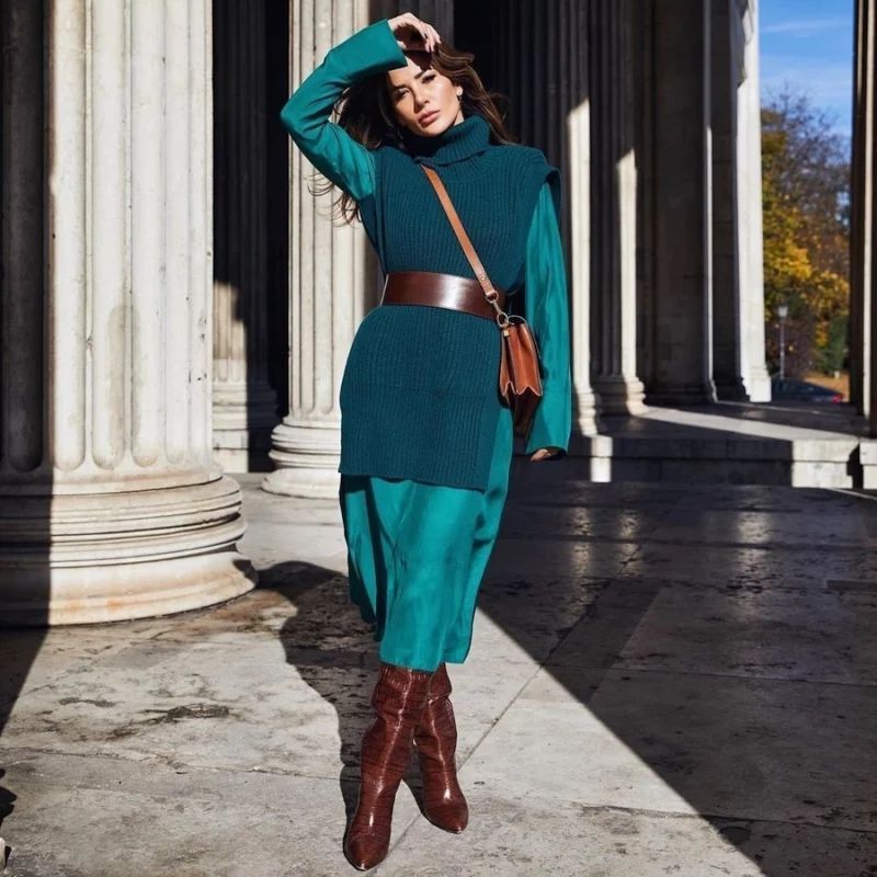 πετρόλ-σατέν φόρεμα-με-πουλόβερ-και-μπότες-