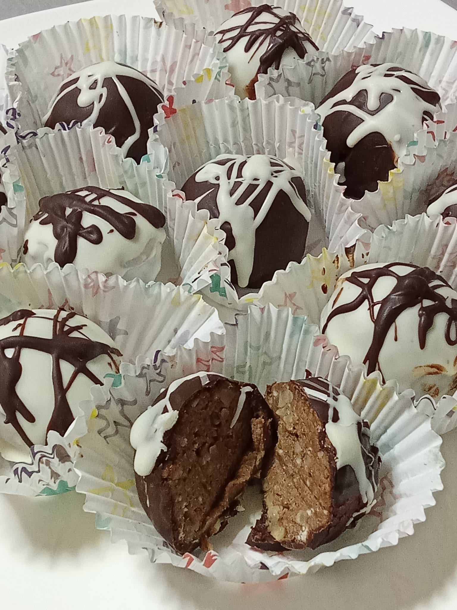 χριστουγεννιάτικα-τρουφάκια-με-λευκή και κλασική-σοκολάτα-