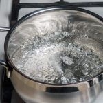 Οι 8 μαγικές ιδιότητες του βραστού νερού που μπορούν να κάνουν το σπίτι σου να λάμπει