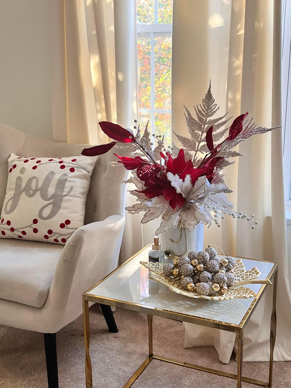 αλεξανδρινά-με-χριστουγεννιάτικες-μπάλες-στο-τραπεζάκι-του-σαλονιού- αλεξανδρινά-με-χριστουγεννιάτικες-μπάλες-στο-τραπεζάκι-του-σαλονιού-