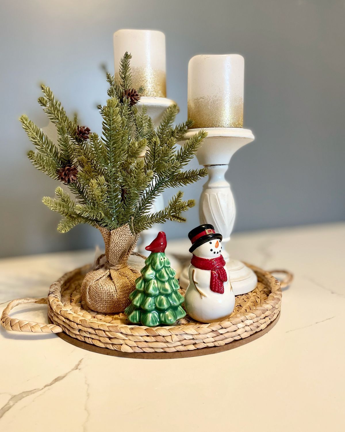 ψάθινος δίσκος-με-χριστουγεννιάτικα διακοσμητικά- ψάθινος δίσκος-με-χριστουγεννιάτικα διακοσμητικά-