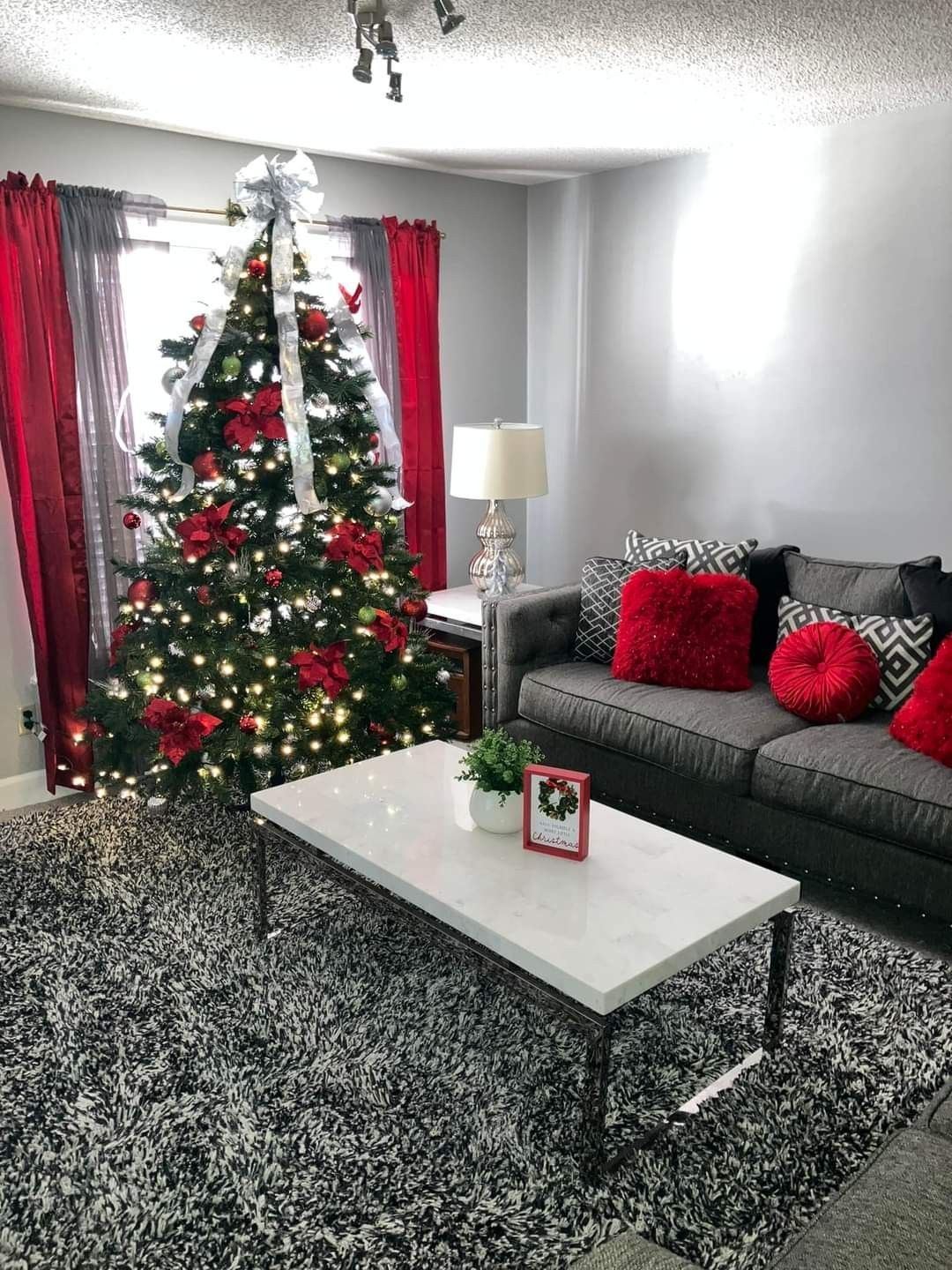 γλαστράκι-και-καδράκι-στο-τραπεζάκι- γλαστράκι-και-καδράκι-στο-τραπεζάκι-