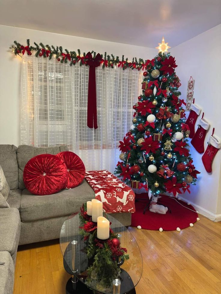 κεριά-και-γιρλάντες-στο-τραπεζάκι-του-σαλονιού- κεριά-και-γιρλάντες-στο-τραπεζάκι-του-σαλονιού-