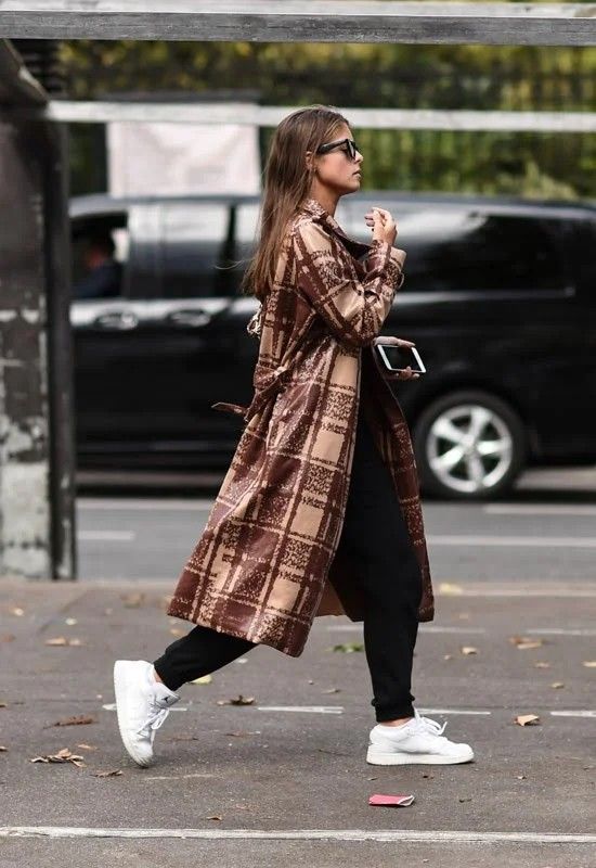 καφέ-καρό-καπαρντίνα-με-μαύρο κολάν-