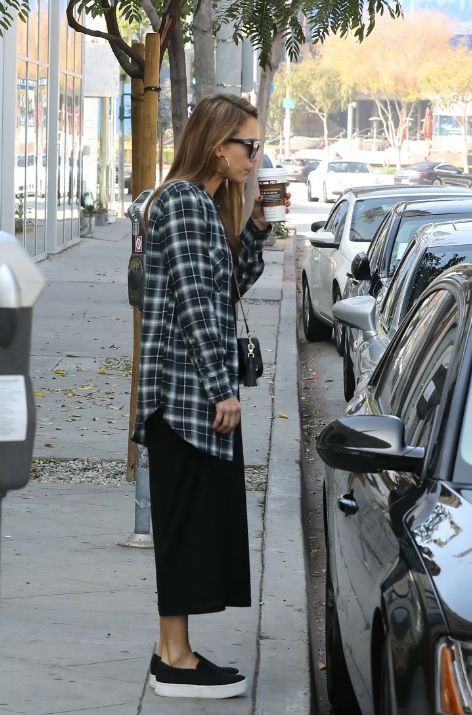 καρό-πουκάμισο-με-μάξι μαύρο φόρεμα-