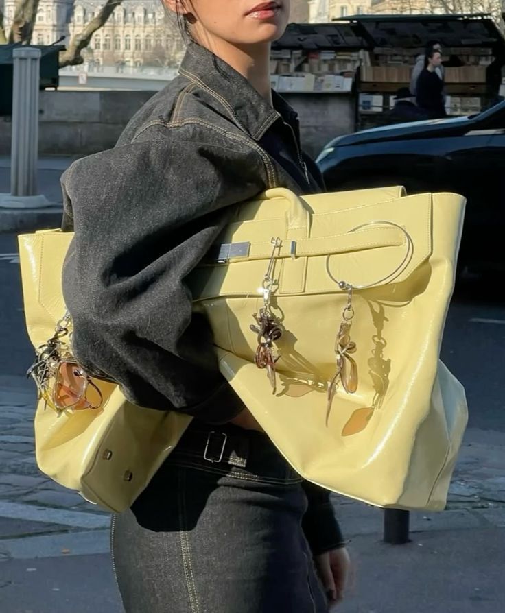 oversize-κίτρινη τσάντα-με-κοσμήματα-ιδέες- oversize-κίτρινη τσάντα-με-κοσμήματα-ιδέες-