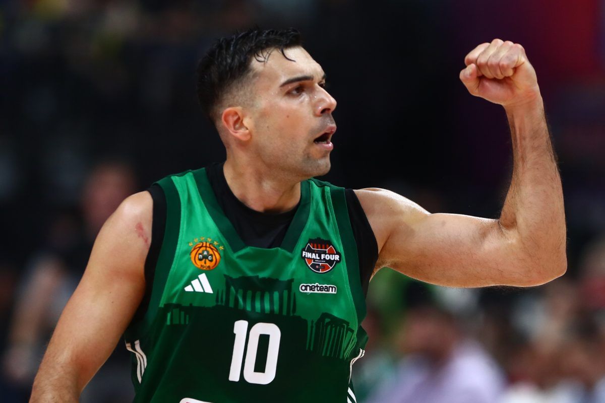 Κώστας Σλούκας-στο-γήπεδο-