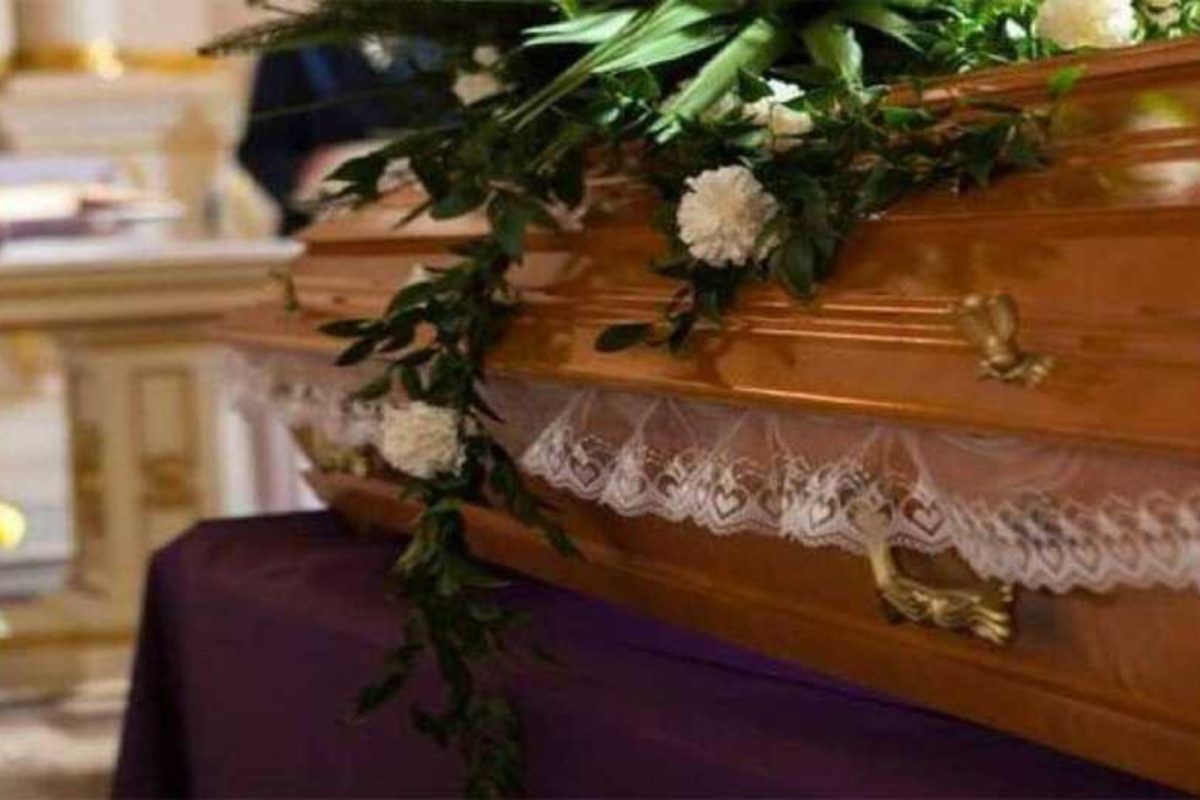 Πανικός σε κηδεία: Η νεκρή λίγο πριν αποτεφρωθεί άνοιξε τα μάτια της κι άρχισε να χτυπά για να βγει