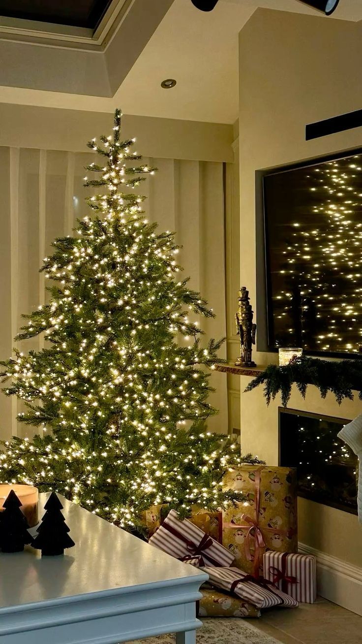 minimal-χριστουγεννιάτικο δέντρο-με-θερμά λαμπιόνια-