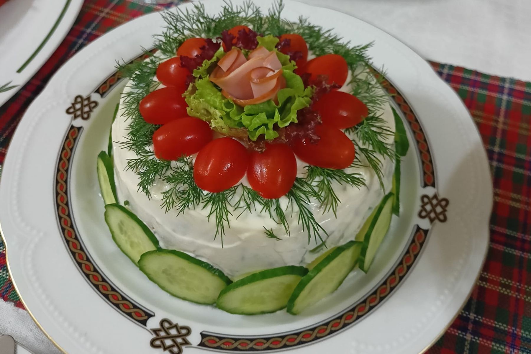 Πολύχρωμη γιορτινή σαλάτα με πατάτες