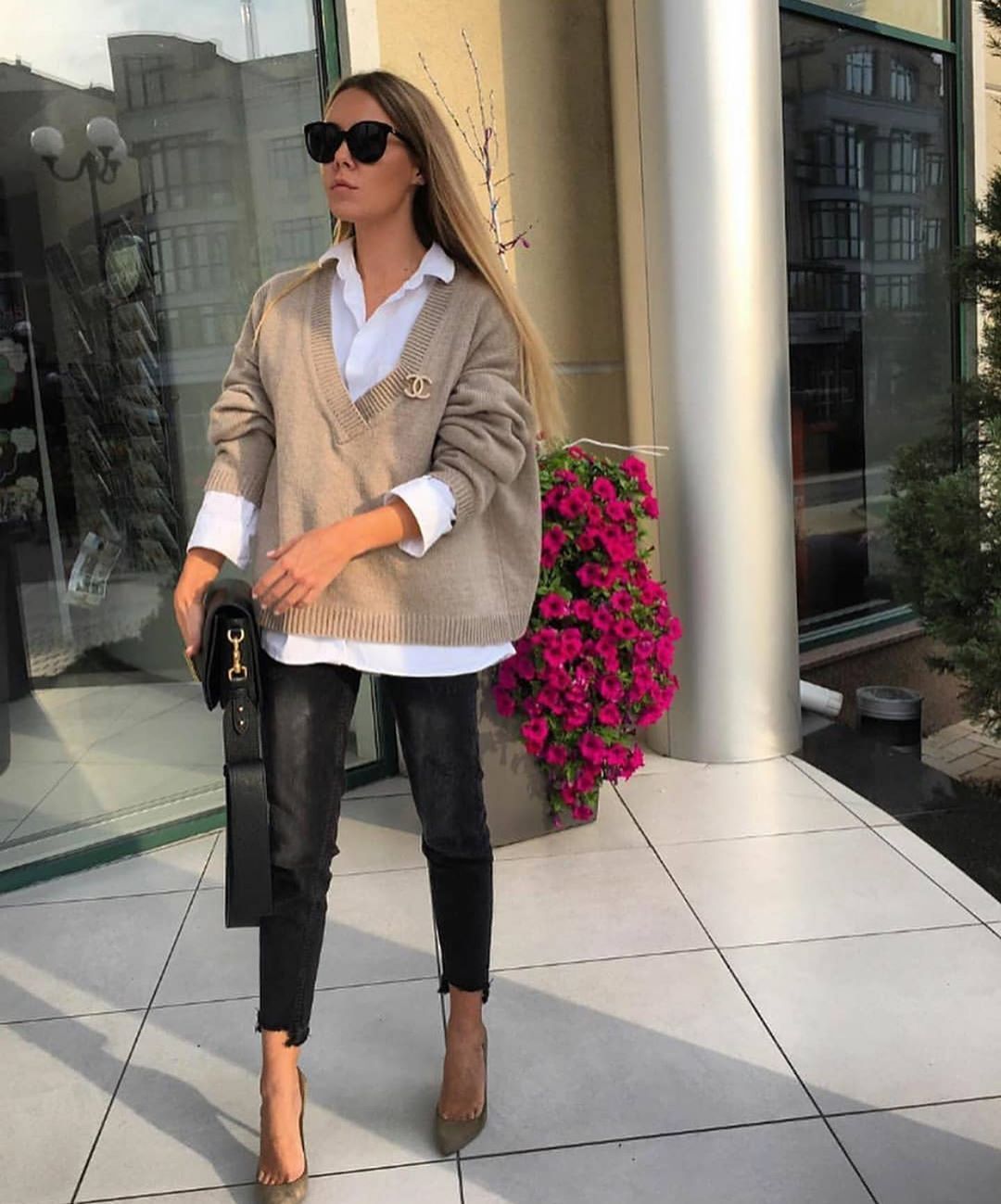 μαύρο-τζιν-με-πουλόβερ-