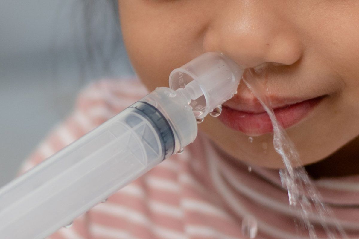 Πως να βάζετε ορό στην μύτη του παιδιού σας : Παιδίατρος εξηγεί τους κινδύνους που εγκυμονούν αν το κάνετε λάθος