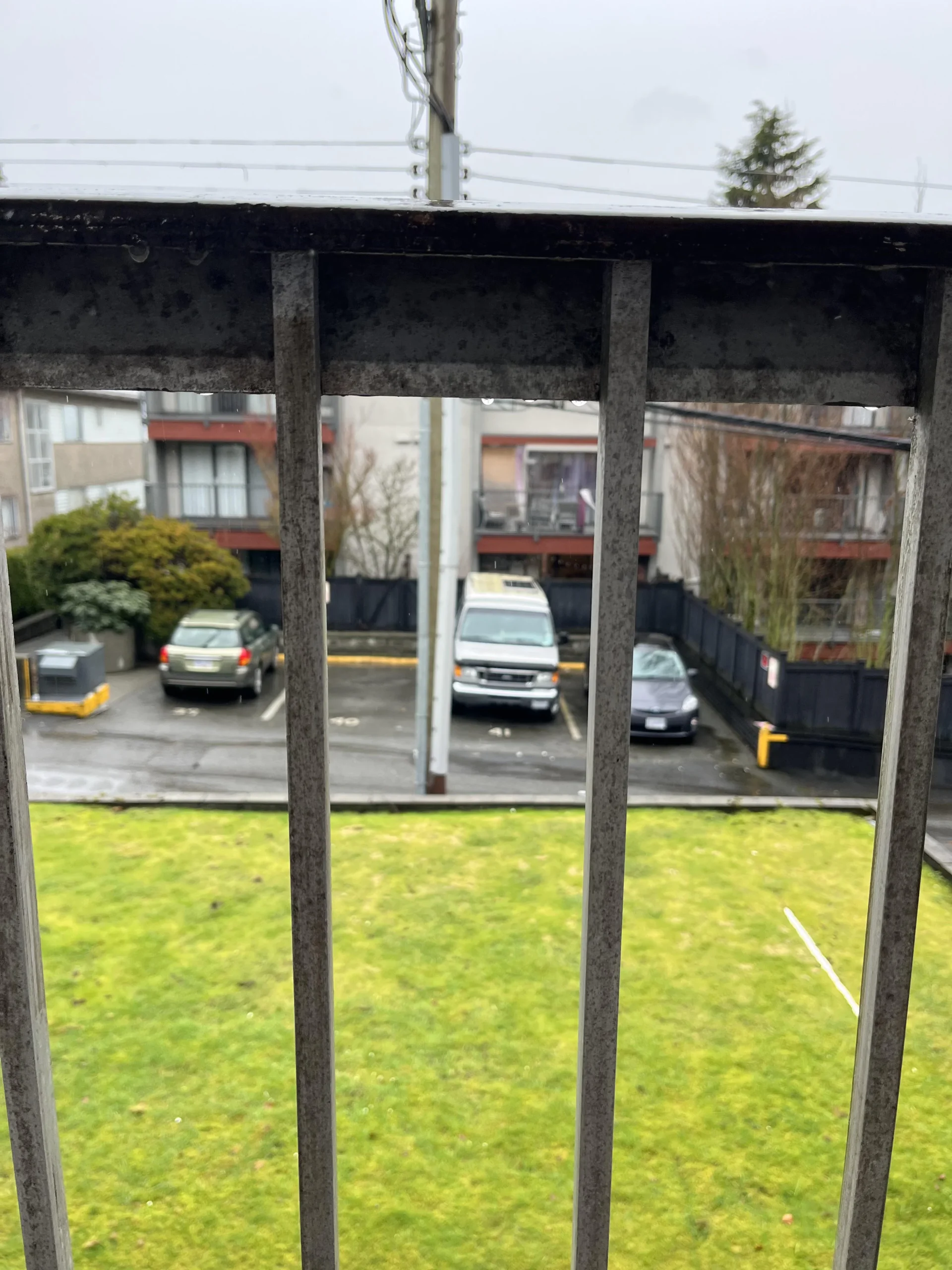 Πώς θα καθαρίσεις εύκολα τα κάγκελα από σκουριά και μούχλα