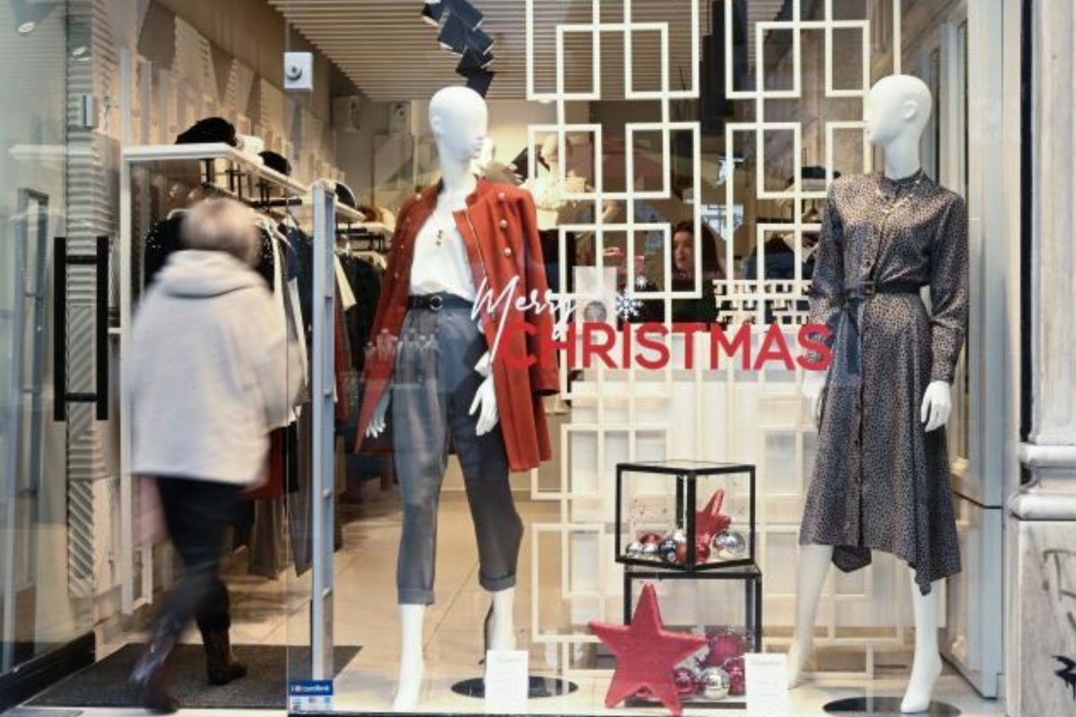Πότε ξεκινά το εορταστικό ωράριο για τα Χριστούγεννα 2025 και πώς θα λειτουργήσουν τα μαγαζιά